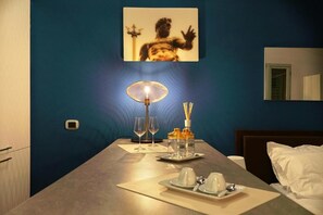 Apartamento, vista para a cidade | Opções para refeição