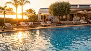 Una piscina al aire libre de temporada