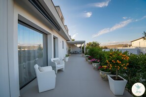 Deluxe tweepersoonskamer, patio, uitzicht op tuin | Een kluis op de kamer, gratis wifi