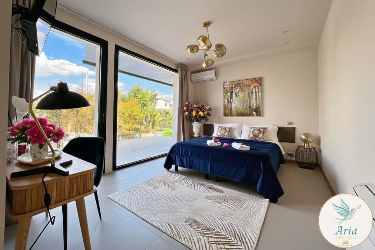 Deluxe tweepersoonskamer, patio, uitzicht op tuin | Een kluis op de kamer, gratis wifi