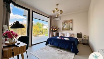 Habitació doble Deluxe, pati, vistes al jardí | Caixa forta a l'habitació i wifi gratuïta