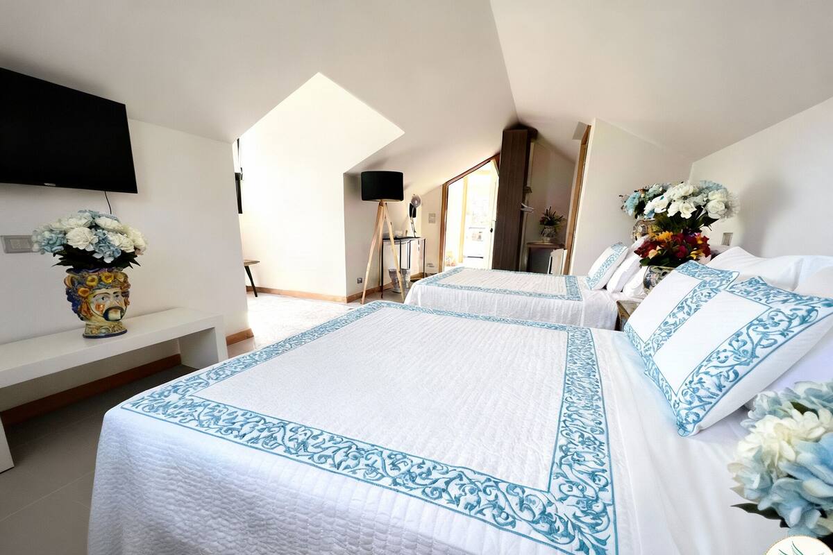 Habitación triple Confort, vista parcial al océano | Caja de seguridad en la habitación y wifi gratis