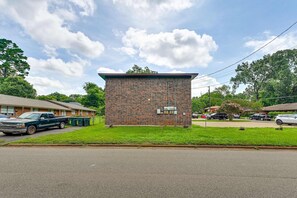 Property grounds - Walk to SFA – Quiet, Remodeled 2BR w/ King Bed, Fast Wi-Fi, Parking & Full Kitchen | Ideal for Families & Nurses (Nacogdoches)