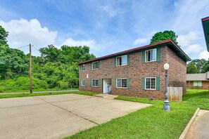 Exterior - Walk to SFA – Quiet, Remodeled 2BR w/ King Bed, Fast Wi-Fi, Parking & Full Kitchen | Ideal for Families & Nurses (Nacogdoches)