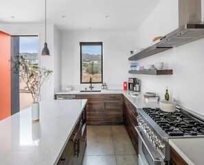 Private kitchen - San Junipero, Spa, Modpool, Firepit, Stars & Views (Joshua Tree)
