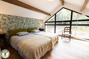 سرير سفر وواي فاي مجانًا وملاءات أسرّة