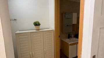 Douche, serviettes fournies, savon, papier toilette