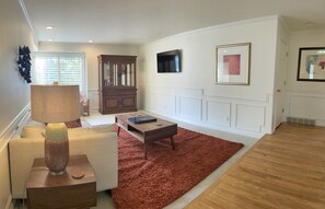 TV - 8-Bedroom Home at the Foot of Mountains (Sandy)