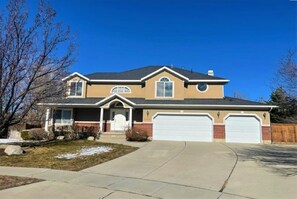 Exterior - 8-Bedroom Home at the Foot of Mountains (Sandy)