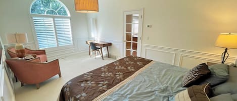 Blendingsgardiner, strykejern/-brett og wi-fi (inkludert)