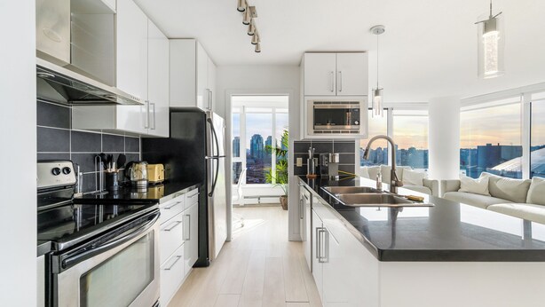 Coffee/tea maker, fridge, microwave, oven - Bright 3BR Downtown Vancouver Condo w/ Pool & Gym (Vancouver)
