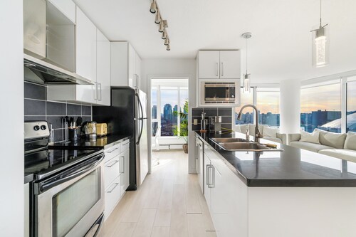 Bright 3BR Downtown Vancouver Condo w/ Pool & Gym