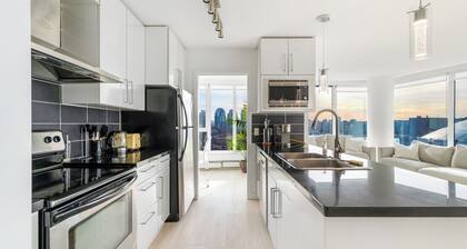 Bright 3BR Downtown Vancouver Condo w/ Pool & Gym