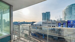 A high-rise building with a glass facade, a view of a cityscape, and a modern architectural design. - Bright 3BR Downtown Vancouver Condo w/ Pool & Gym (Vancouver)