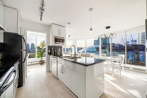 Refrigerador, microondas, horno y parrilla de estufa 