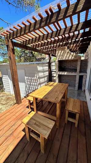 Outdoor dining - Beautiful 2 bedroom cabin accepts pets (Punta del Diablo)