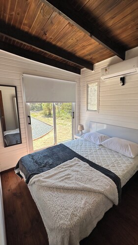 Beautiful 2 bedroom cabin accepts pets