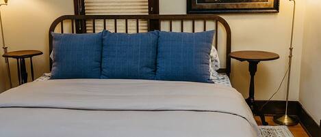 Een strijkplank/strijkijzer, wifi, beddengoed