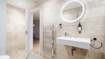 Amenidades de baño ecológicas, secadora de cabello, bidet, toallas