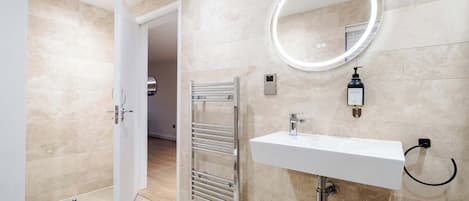 Articles de toilette écologiques, séchoir à cheveux, bidet