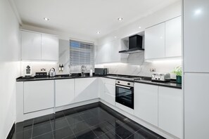 Kylskåp, mikrovågsugn, ugn och spishäll