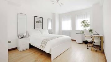 3 sovrum, vÀrdeförvaringsskÄp pÄ rummet och skrivbord