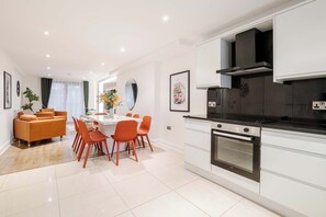 Fridge, microwave, oven, stovetop - Stunning 3BR 2BA in the ❤️ of Marylebone ❄️ Air Con. ☀️ Large Terrace | Sleeps 8 (Greater London)