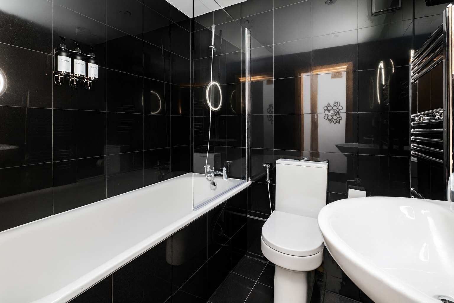 Dusche, umweltfreundliche Kosmetikartikel, Haartrockner, Bidet