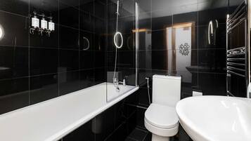 Dusche, umweltfreundliche Kosmetikartikel, Haartrockner, Bidet
