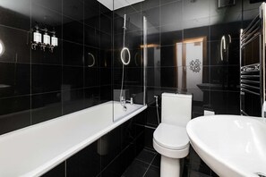 Dusche, umweltfreundliche Kosmetikartikel, Haartrockner, Bidet