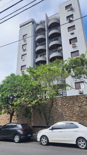 Exterior - Apartment just steps from the beach. (Guarujá)