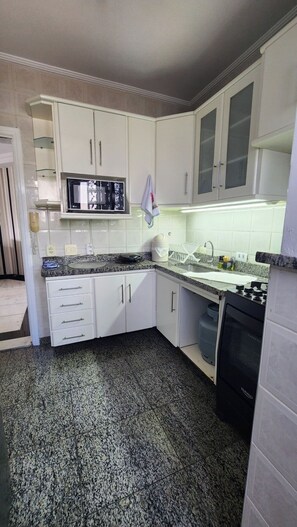 Private kitchen - Apartment just steps from the beach. (Guarujá)