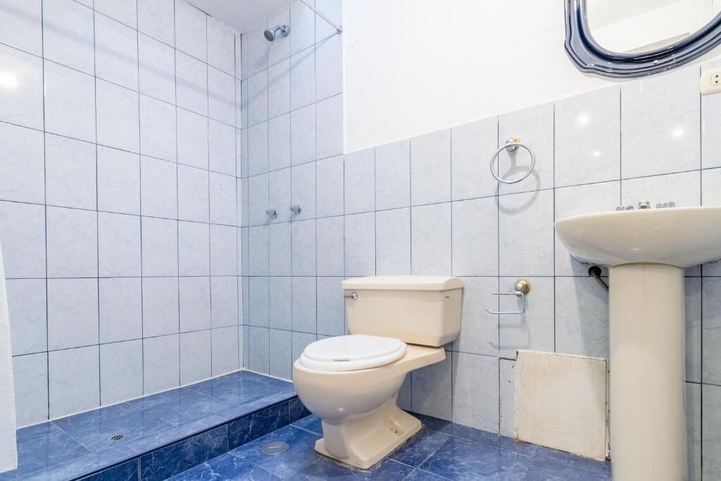 Artículos de tocador gratuitos, secador de pelo, toallas, jabón