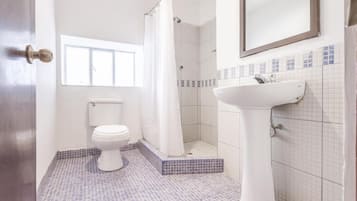 Habitación doble | Baño | Artículos de higiene personal gratuitos, secador de pelo y toallas