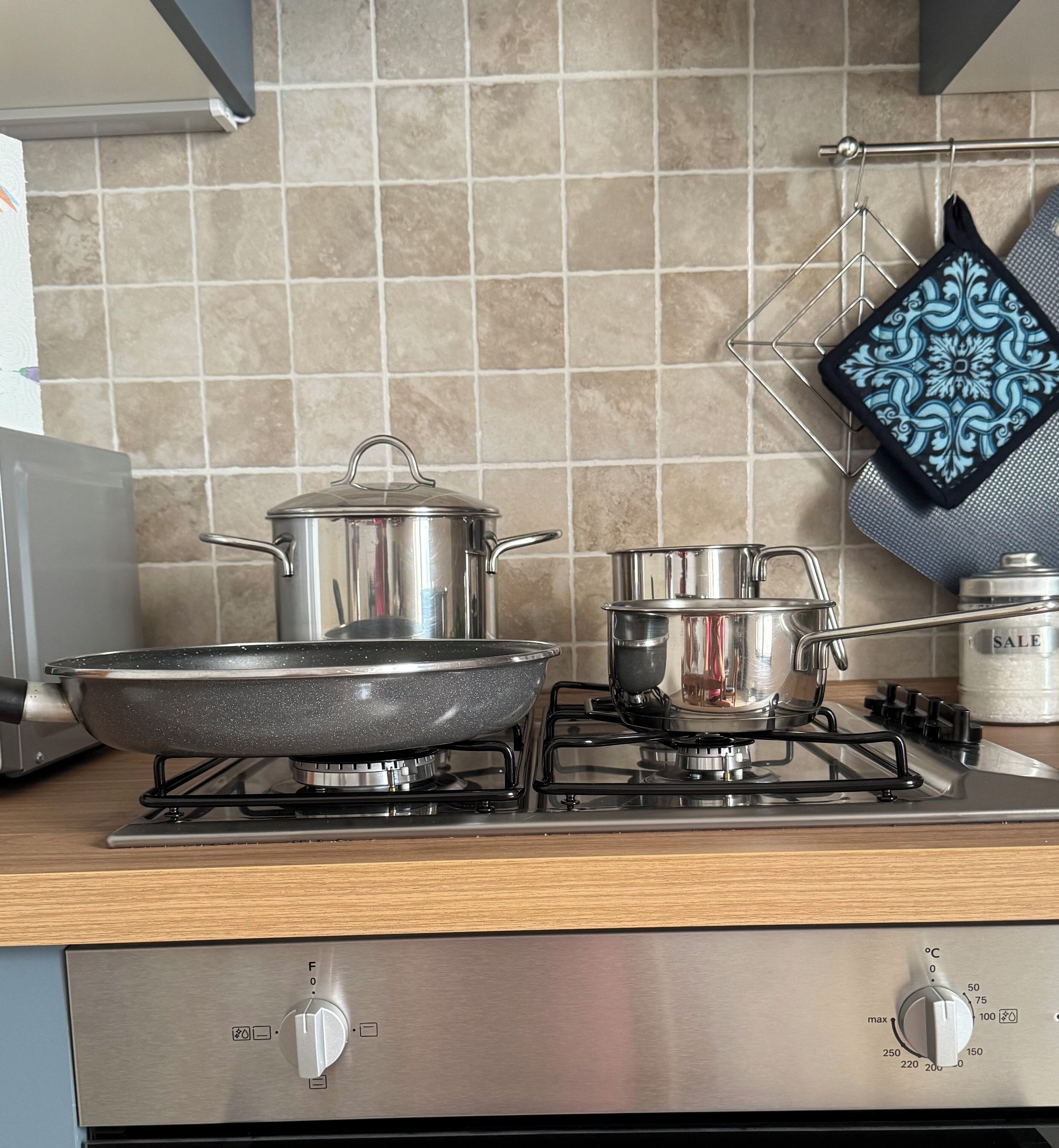 Frigorifero, microonde, forno, piano cottura