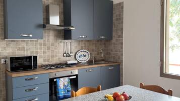 Frigorifero, microonde, forno, piano cottura