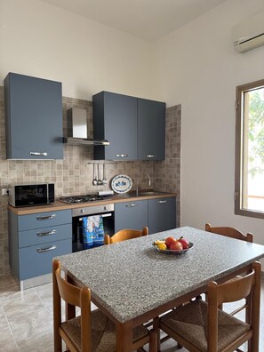Frigorifero, microonde, forno, piano cottura