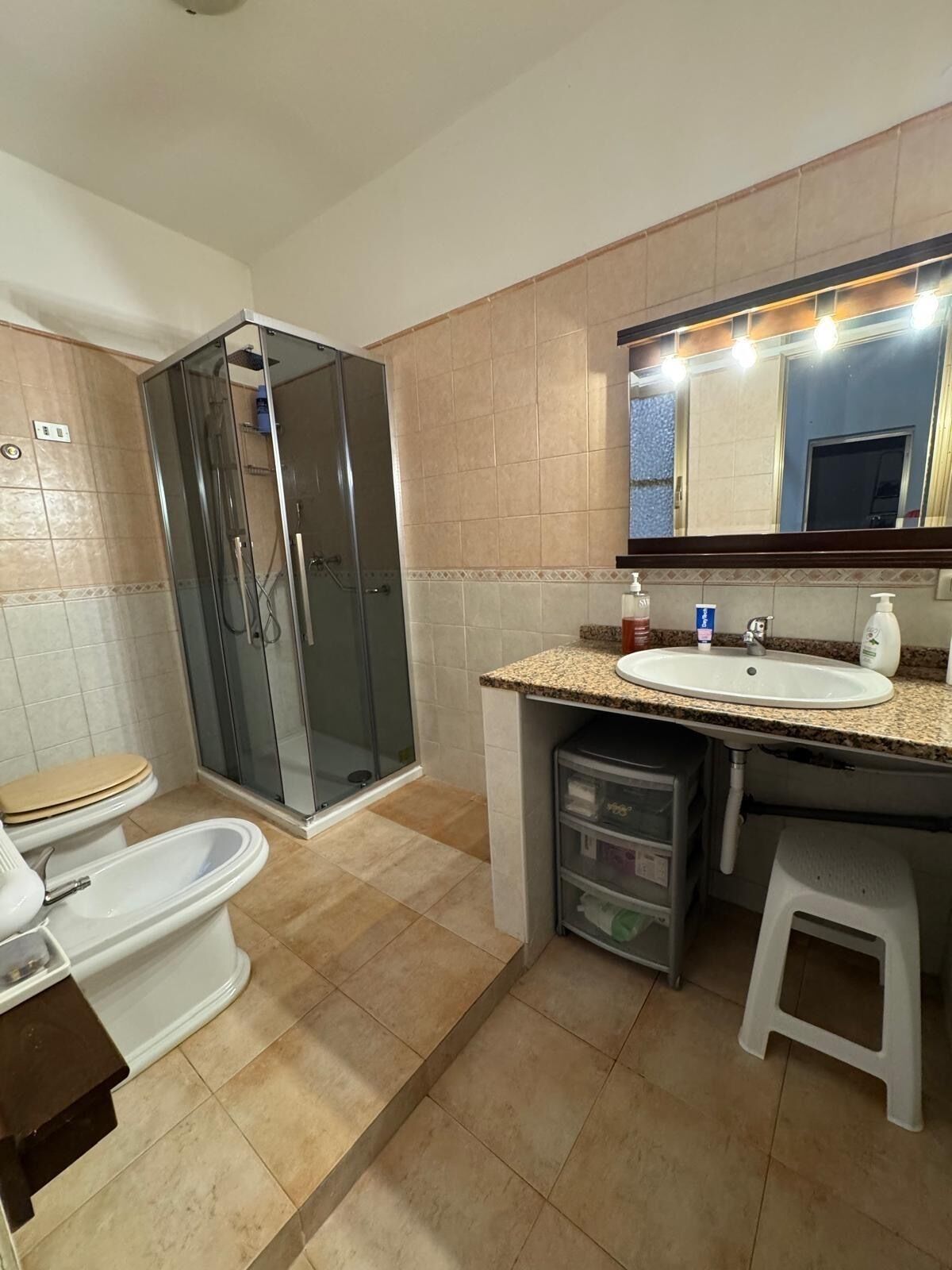 Doccia, asciugacapelli, bidet, asciugamani