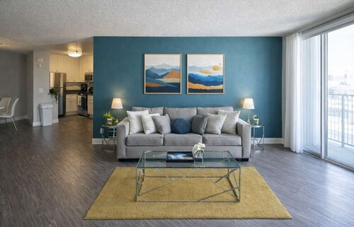 Upgraded 2BR apt w Rooftop Pool & Stunning Vibes