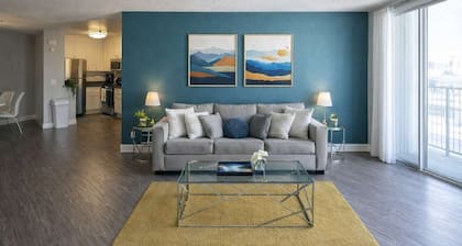 Upgraded 2BR apt w Rooftop Pool & Stunning Vibes