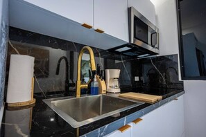 Kühlschrank, Mikrowelle, Herdplatte, Wasserkocher mit Kaffee-/Teezubehör