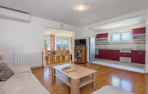 TV - Nice home in Sestanovac (Sestanovac)