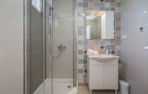 Shower, hair dryer - Nice home in Sestanovac (Sestanovac)