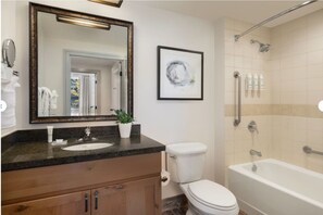 Secador de pelo, toallas, jabón y papel higiénico