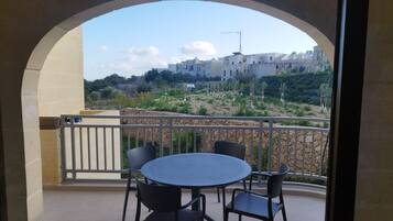 Luksusleilighet, bassengutsikt | Utendørsservering