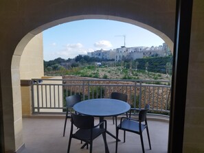 Appartamento Luxury, vista piscina | Ristorazione all'aperto