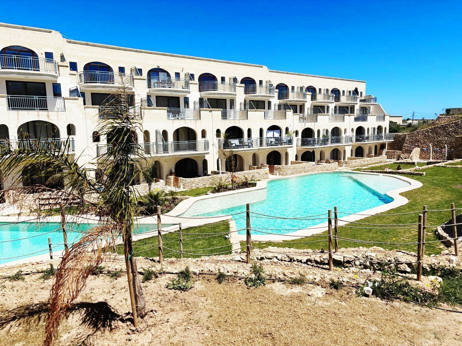 Apartemen Mewah, pemandangan kolam renang | Eksterior