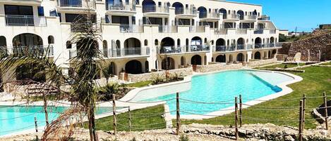 Apartemen Mewah, pemandangan kolam renang | Eksterior