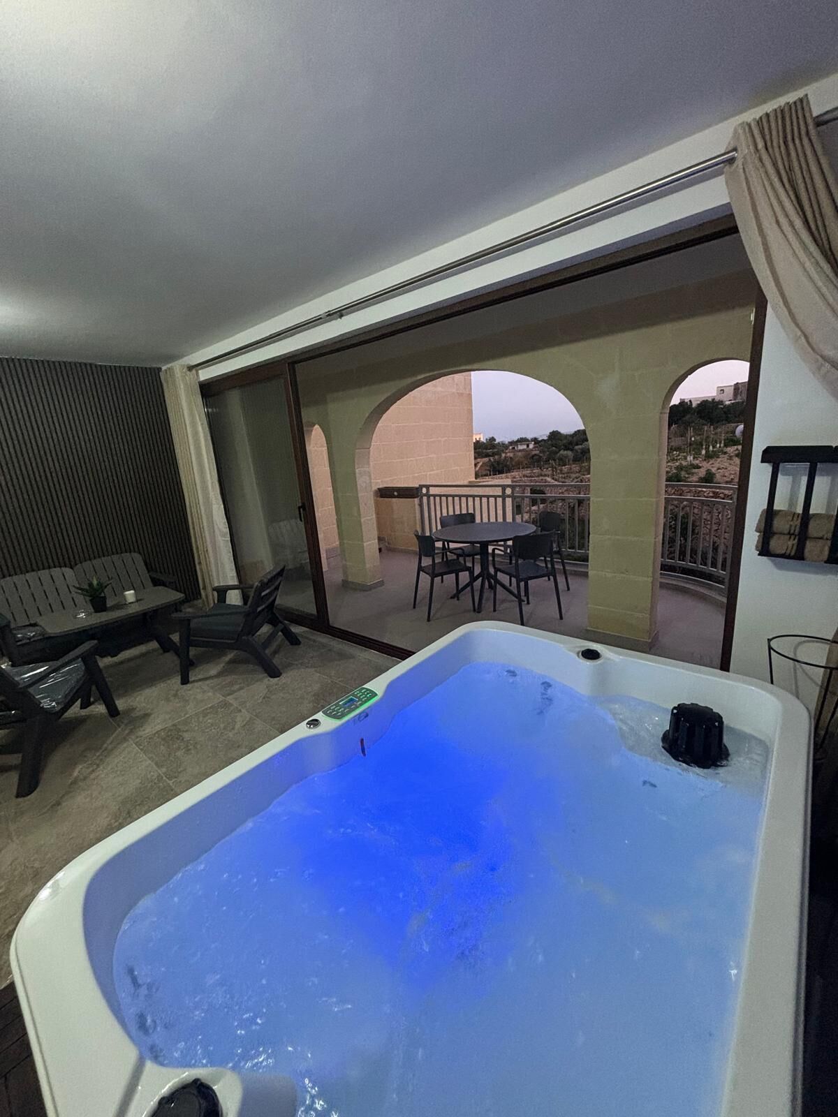 Luksusleilighet, bassengutsikt | Utendørsservering