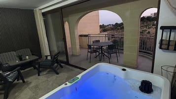 Luksusleilighet, bassengutsikt | Utendørsservering